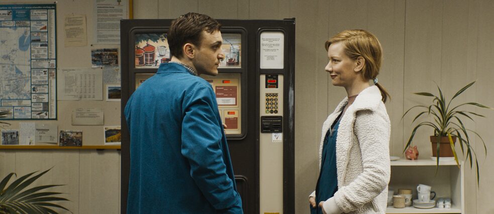 Szenebild "Láska mezi regály"