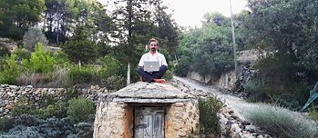 El autor del artículo Iñaki Berazaluce trabajando sentado encima de una piedra en un entorno de lo más idílico