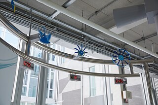 Prizemlje je posvećeno izložbama o obnovljivim izvorima energije. Tu posjetioci mogu pronaći vrijedne informacije o solarnoj energiji, vjetroenergiji, geotermičkoj i hidroenergiji, energiji biomase, vodikovim gorivim ćelijama. Osim toga ovdje je predstavljen i koncept zgrade nulte energije primijenjen na Seoul Energy Dream Center , i to na takav način da ga posjetiocu mogu doživjeti.