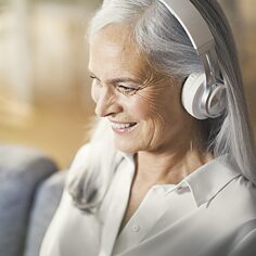 Ältere Frau mit Kopfhörer