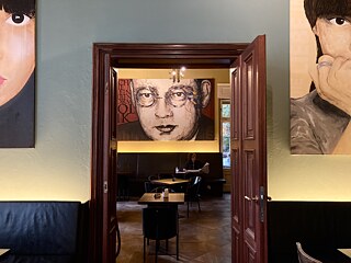 Ein Porträt des niederländischen Schriftstellers Menno ter Braak im Wintercafé. Künstler: El Bocho