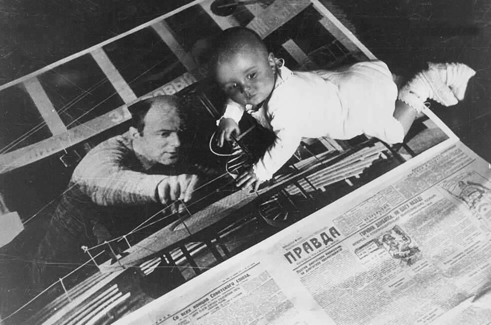 El Lissitzky, Bildserie mit Jen. Lissitzky arbeitet an der Gestaltung der Bühne für die Aufführung des Theaterstücks von Sergej Tretjakow <i>Ich will ein Kind haben</i> im Meyerhold-Theater, Moskau, 1930