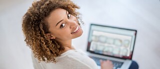 Eine Frau am Computer