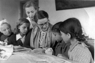 Sofie Lissitzky-Küppers teaching handicrafts in the House of Culture, Novosibirsk, 1940s