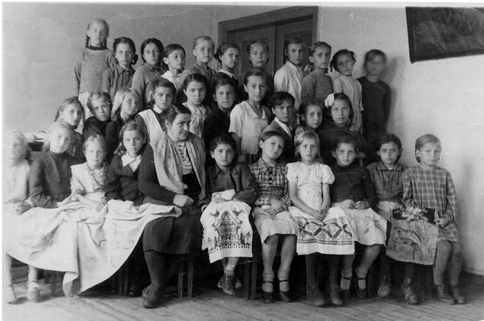 Sophie Lissitzky-Küppers mit ihren Schülerinnen im Kulturhaus, Nowosibirsk, 1949