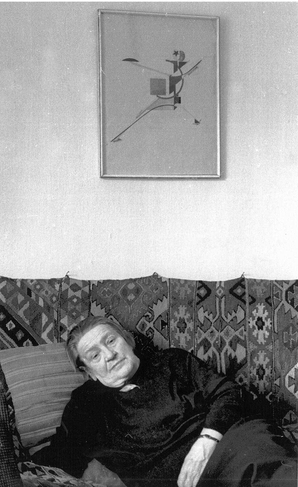 Софи Лисицкая-Кюпперс в своей комнате. На стене - литография «Новый человек» Эль Лисицкого, Новосибирск, 1970-е годы 