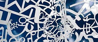 Kyrillische Schrift Himmel im Hintergrund