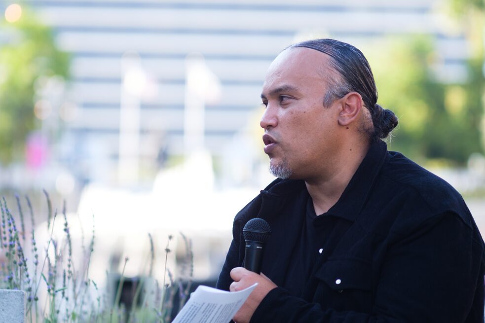 Joel Garcia im Gespräch im Grand Park; im Rahmen des Projekts „Future Ancestral Monuments“, Teil der Veranstaltungsreihe „Yaangna, Beyond LA. Indigenous Frameworks“.