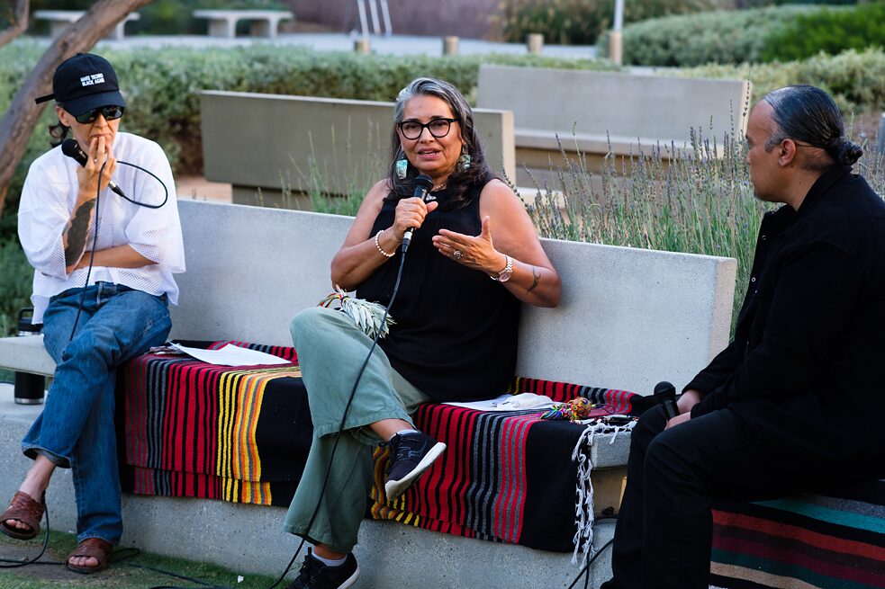 Guadalupe Rosales, Cindi Alvitre und Joel Garcia im Gespräch im Grand Park; im Rahmen des Projekts „Future Ancestral Monuments“, Teil der Veranstaltungsreihe „Yaangna, Beyond LA. Indigenous Frameworks“.
