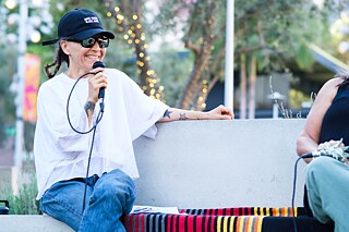 Guadalupe Rosales im Gespräch im Grand Park; im Rahmen des Projekts „Future Ancestral Monuments“, Teil der Veranstaltungsreihe „Yaangna, Beyond LA. Indigenous Frameworks“.