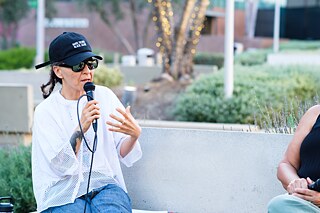 Guadalupe Rosales im Gespräch im Grand Park; im Rahmen des Projekts „Future Ancestral Monuments“, Teil der Veranstaltungsreihe „Yaangna, Beyond LA. Indigenous Frameworks“.