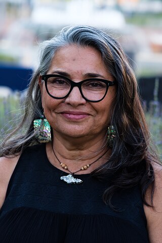 Cindi Alvitre im Gespräch im Grand Park; im Rahmen des Projekts „Future Ancestral Monuments“, Teil der Veranstaltungsreihe „Yaangna, Beyond LA. Indigenous Frameworks“.