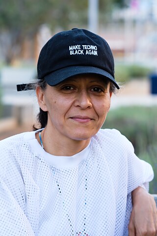 Guadalupe Rosales im Gespräch im Grand Park; im Rahmen des Projekts „Future Ancestral Monuments“, Teil der Veranstaltungsreihe „Yaangna, Beyond LA. Indigenous Frameworks“.