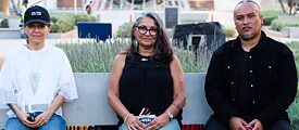 Guadalupe Rosales,. Cindi Alvitre und Joel Garcia im Gespräch im Grand Park; im Rahmen des Projekts „Future Ancestral Monuments“, Teil der Veranstaltungsreihe „Yaangna, Beyond LA. Indigenous Frameworks“.