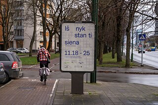 Eine Werbetafel auf der Straße in der Stadt