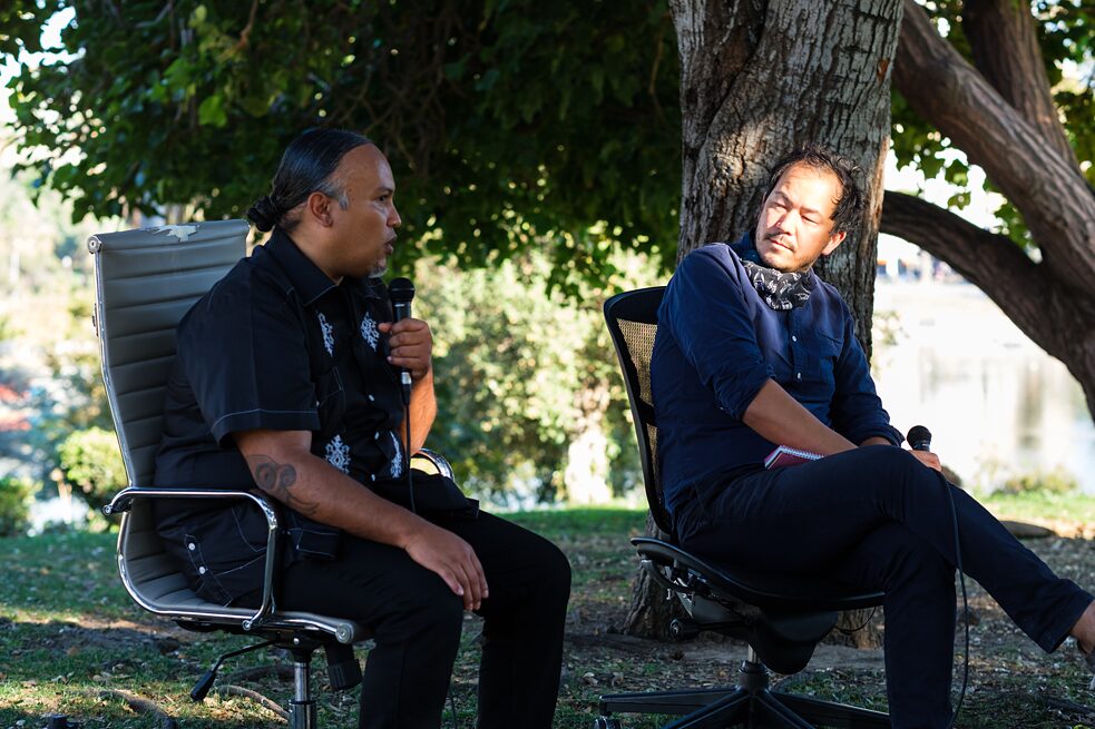 Joel Garcia und Rosten Woo im Gespräch im MacArthur Park; im Rahmen des Projekts „Civic Displace“, Teil der Veranstaltungsreihe „Yaangna, Beyond LA. Indigenous Frameworks“.
