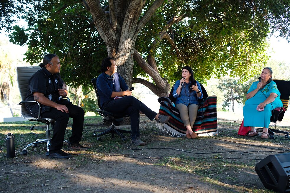 Joel Garcia, Rosten Woo, Pamela Villaseño und Julia Bogany im Gespräch im MacArthur Park; im Rahmen des Projekts „Civic Displace“, Teil der Veranstaltungsreihe „Yaangna, Beyond LA. Indigenous Frameworks“.