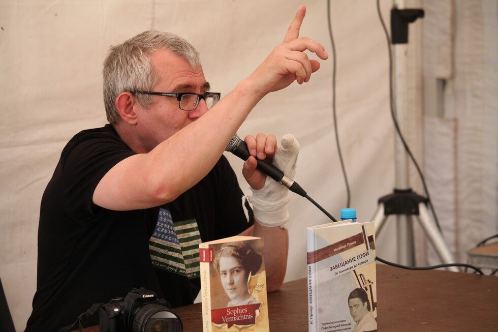 Sergey Samoilenko presents the book <i>Sofie’s Legacy</i> at a book festival, Novosibirsk, 2016