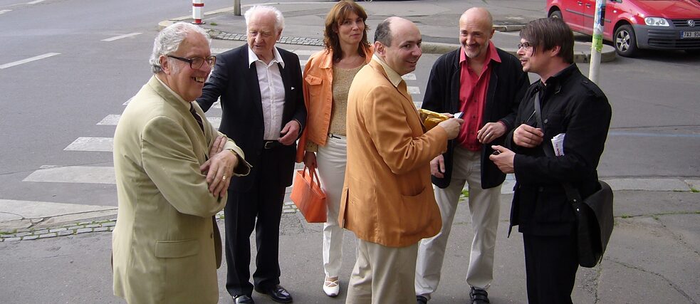 Gäste vor dem Goethe-Institut, u.a. die Schriftsteller Arnošt Lustig und Jaroslav Rudiš