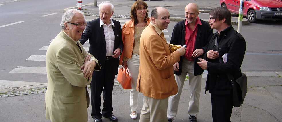 Hosté před Goethe-Institutem, mimo jiné spisovatelé Arnošt Lustig a Jaroslav Rudiš.