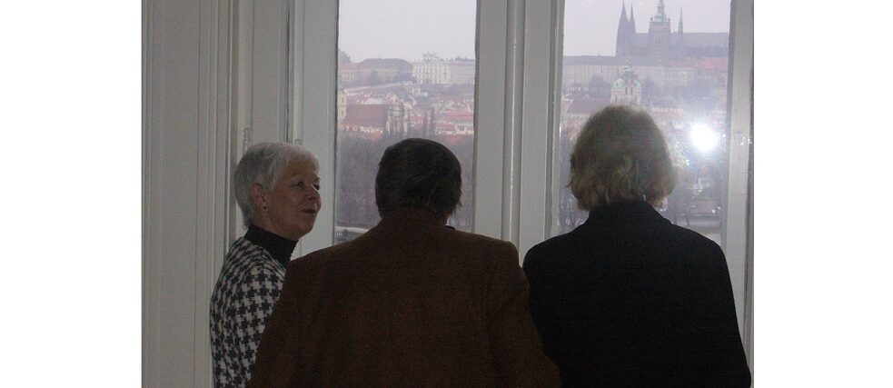 Günter Grass (uprostřed) vzhlíží ke katedrále, v níž jsou pohřbeni císaři.