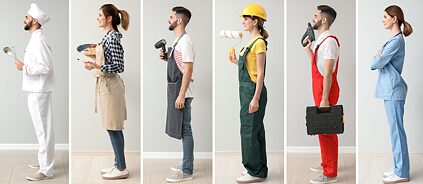 Ein Mann und eine Frau sind in sechs nebeneinander stehenden Einzelbildern in unterschiedlicher Berufskleidung abgebildet.