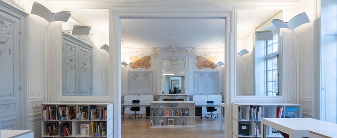 Blick in die Bibliothek: barocker Raum mit Ausleihtheke und Regalen