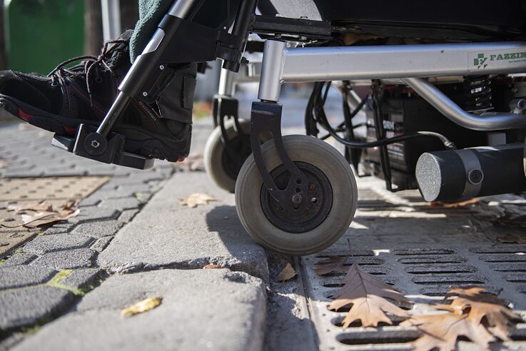 Тротоар с инвалидна количка в близък план