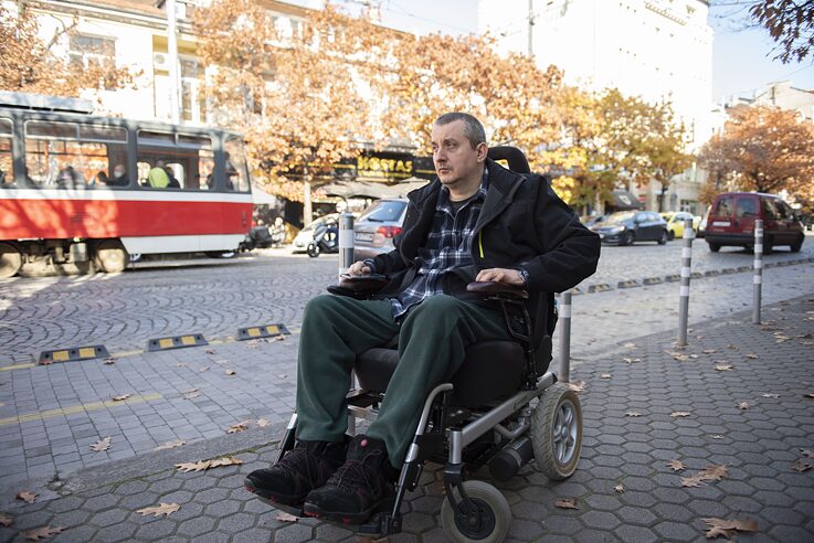 Мъж в инвалидна количка се придвижва по булевард "Дондуков".