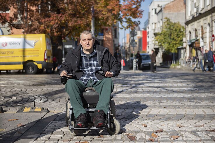 Човек с инвалидна количка се придвижва по пешеходна пътека, бул. "Дондуков"