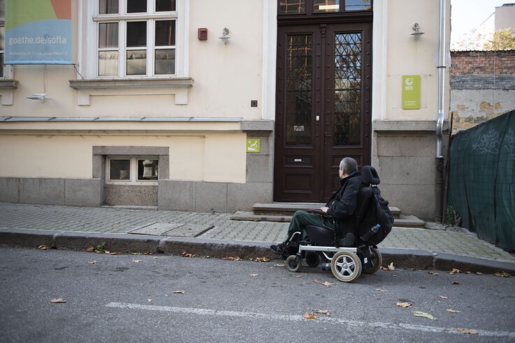 Мъж в инвалидна количка пред входа на Гьоте-институт България