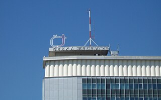 Logo des Tschechischen Fernsehens (Česká televize) auf dem Hauptgebäude der Sendeanstalt in Prag.