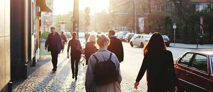Des personnes à contre-jour dans une rue à Berlin