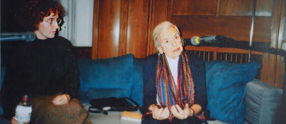 Die Schriftstellerin Lenka Reinerová auf dem blauen Sofa in der Bibliothek des Goethe-Instituts in Prag