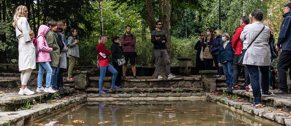 Viele Mensche um den Teich