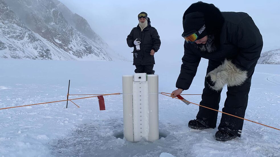SmartBUOY-er utplasseres på havis på steder som er valgt på bakgrunn av lokal og tradisjonell kunnskap. 