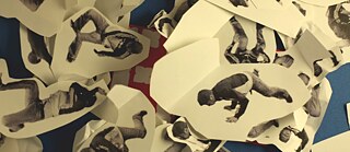 Mavi, kırmızı ve beyaz arka planda, çeşitli dans pozisyonlarındaki bir adamın siyah beyaz resimlerinden kesitler