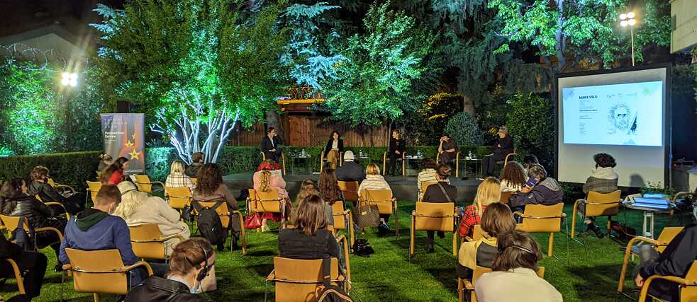 Abendliche Diskussionsrunde unter Bäumen: Erzähle mir von Europa in Tirana, Albanien