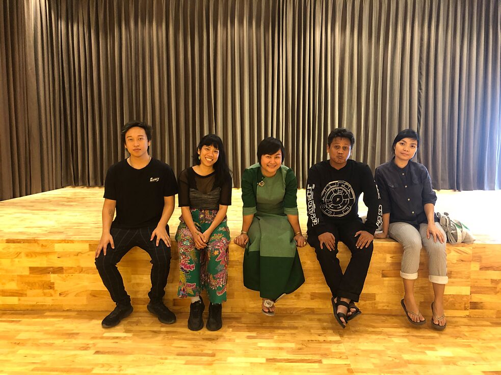 Visiting Sun Zar Zar (pictured from left to right: Wai-Yan, Joee, Sun Zar Zar, Wok, Zoncy). Dr. Zar Zar has been actively posting live Burmese harp performances since the start of the COVID lockdown, gathering views and interests from viewers on facebook. 