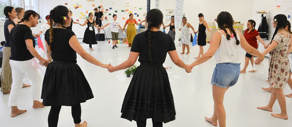 Dança coletiva apresentada por Luz Zenaida Hualpa García durante a terceira Oficina Humboldthuaca, Berlim, 14 de junho de 2019