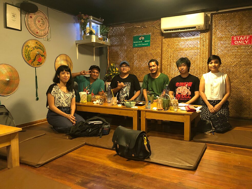 Das erste Treffen, aber nicht das letzte: Wir haben Htet und Slyne von Noise In Yangon (dritter und vierter von links) kennengelernt und leckere Shan-Küche gegessen. 