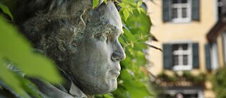 Beethovenova socha před skladatelovým rodným domem v Bonnu