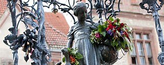Auch wenn es lange verboten war: Wer in Göttingen einen Doktortitel bekommt, wird die Stadt nicht verlassen, ohne dem Gänseliesl einen Kuss aufgedrückt und ihr einen Blumenstrauß in die Hand gedrückt zu haben.