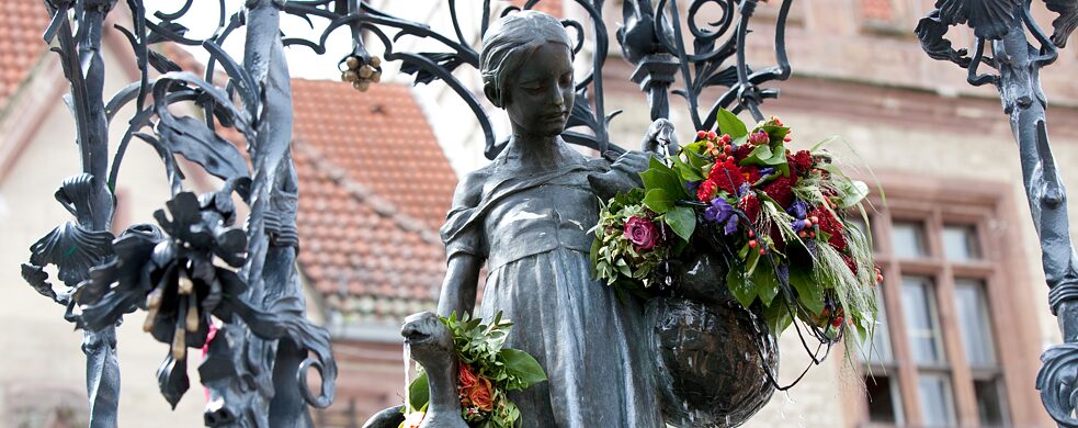雖然早就禁止了：凡是在哥廷根獲得博士學位的人，若是沒有在「少女與鵝」的雕像上留下一個吻印，並且放一束花在她的手上的話，是不可以離開這座城市的。