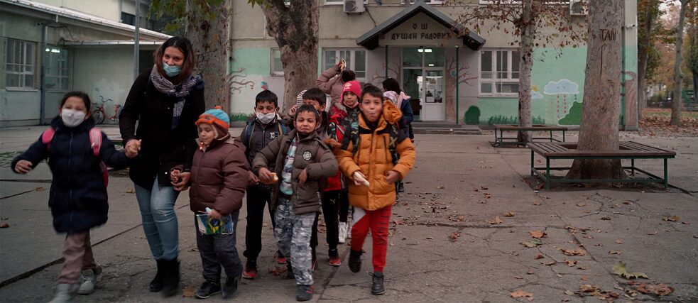 Eine Gemeindeassistentin begleitet Kinder nach der Schule zurück nach Hause, Dušan Radović Grundschule, Novi Sad 