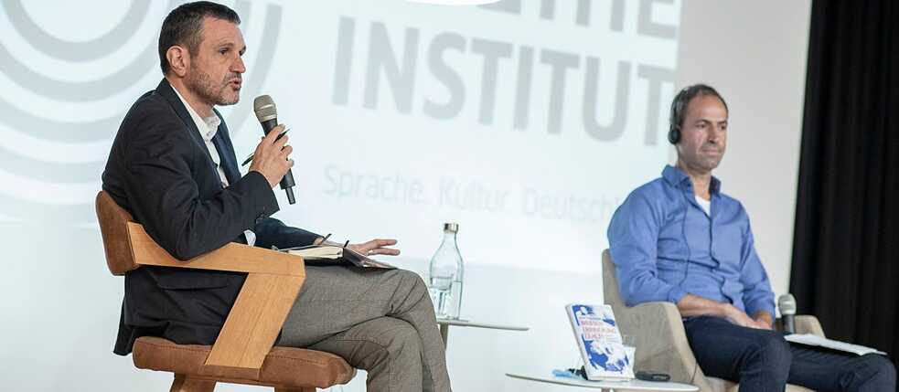 Kostis Papaioannou spricht mit dem Autor Mark Terkessidis 