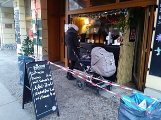 Eine Bar in Berlin verkauft Glühwein zum Mitnehmen
