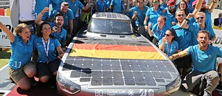 Estudiantes de la Universidad de Bochum desarrollaron un coche que funciona con energía solar y viajaron por el mundo con él.