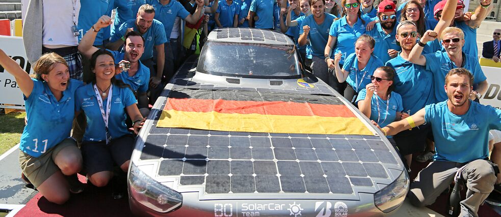 Studierende der Universität Bochum haben selbst ein solarbetriebenes Elektroauto entwickelt und gebaut und sind damit um die Welt gereist.