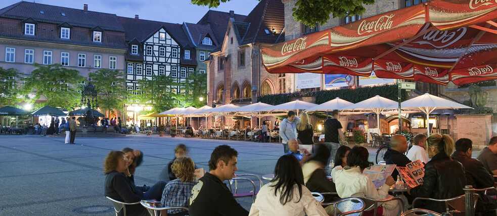 Der Puls Göttingens schlägt im Semestertakt, und das merkt man vor allem: nachts. Marktplatz und Altes Rathaus am Abend.